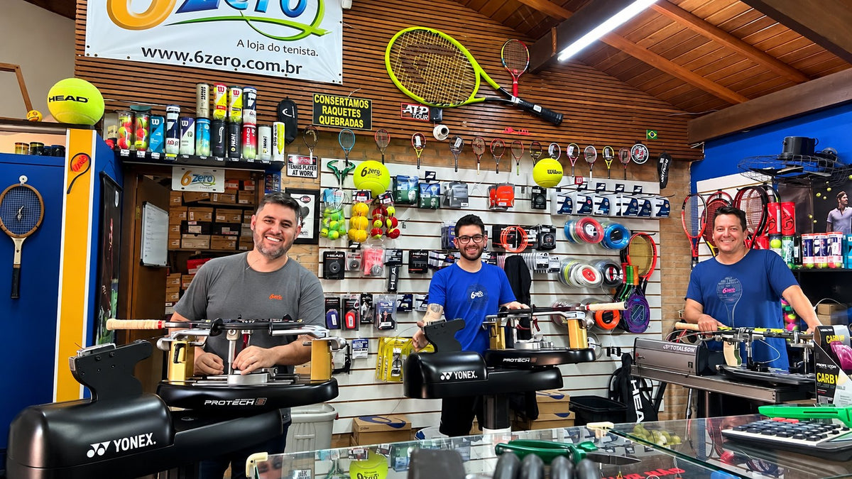 Equipe da 6zero nas máquinas de encordoamento Yonex, na loja em Taubaté