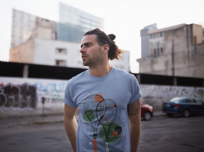 Camiseta Estonada Raquetes de Tênis – Arte Abstrata e Estilo Vintage