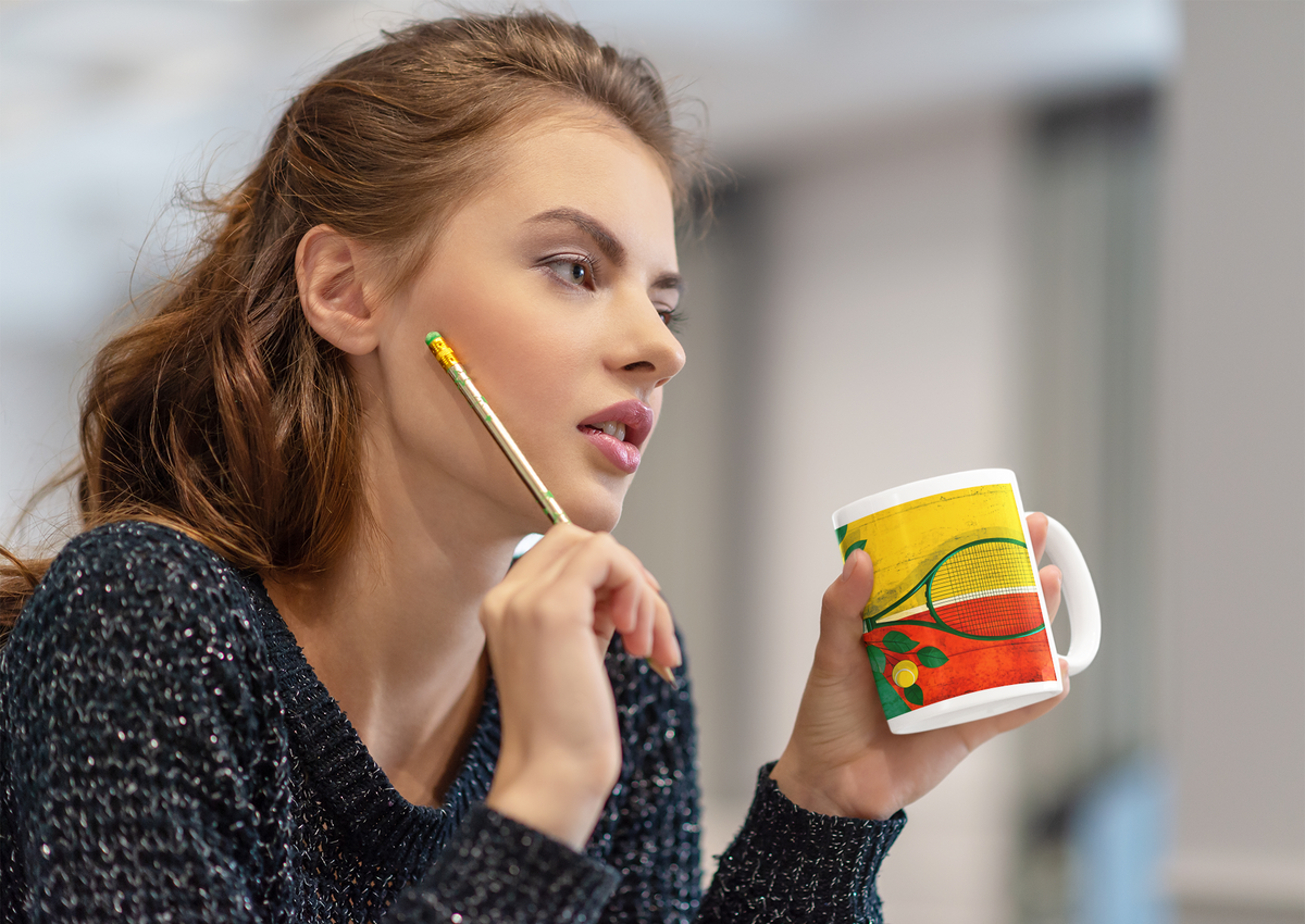 Caneca “Raquetes e Bolas de Tênis” – Energia e Estilo na Sua Rotina