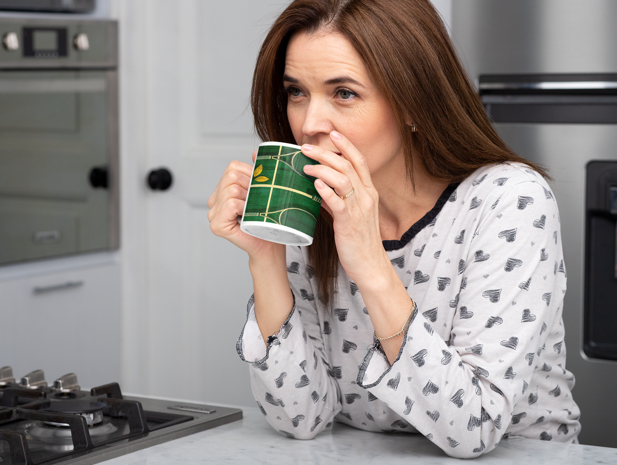 Caneca “Raquetes e Bolas de Tênis” – Energia e Estilo na Sua Rotina